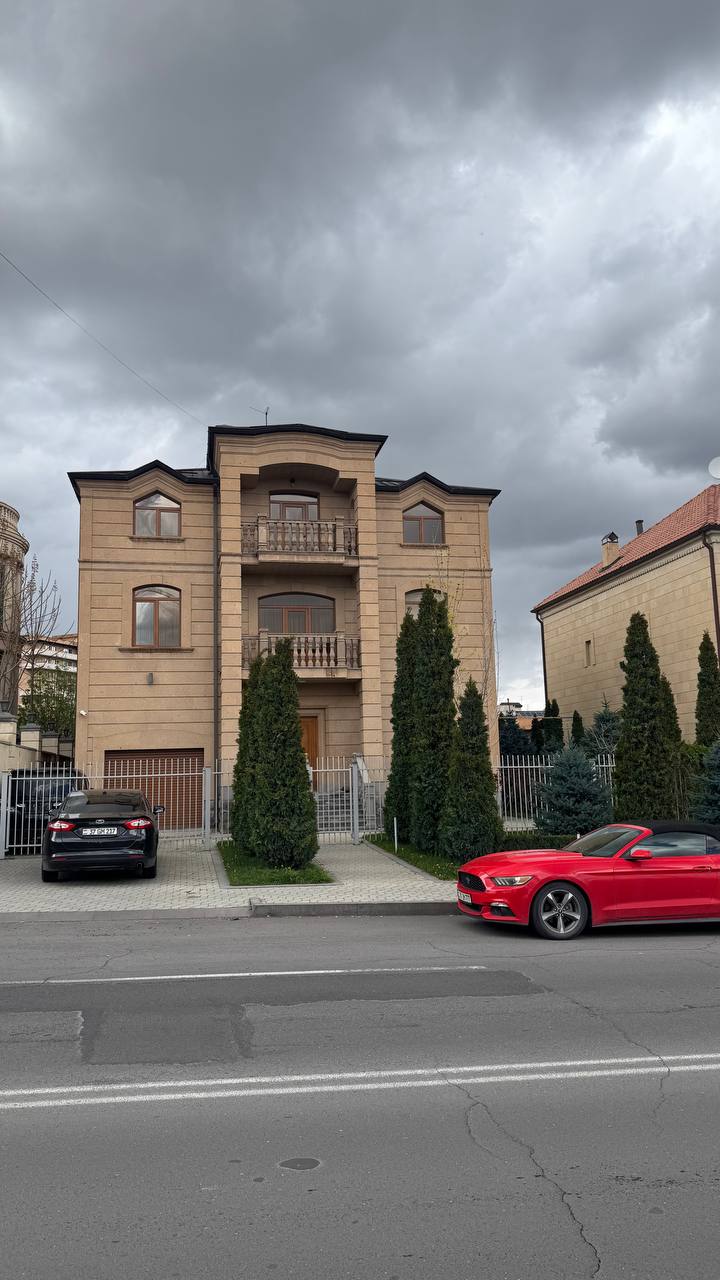 Pohled z ulice na čtyřpodlažní rodinný dům v Jerevanu